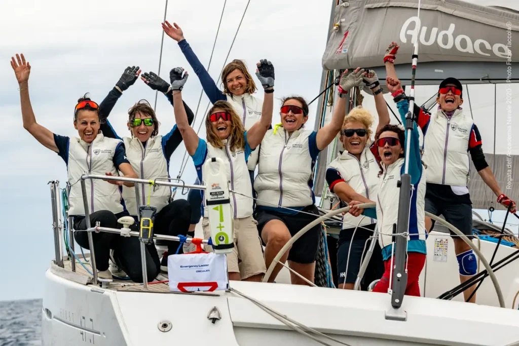 Le Ragazze della RAN festeggiano a bordo della barca Audace al termine della regata RAN630, supportate da Veleria San Giorgio.