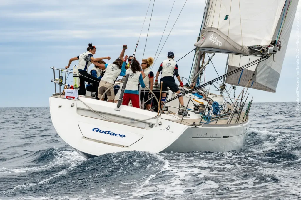 Il team Le Ragazze della RAN in azione a bordo della barca Audace durante la regata RAN630, con dispositivi di sicurezza Veleria San Giorgio.