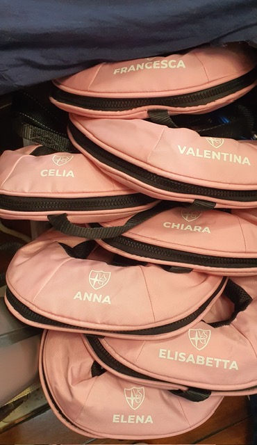 Giubbotti di salvataggio personalizzati con i nomi delle veliste del team Le Ragazze della RAN, partnership con Veleria San Giorgio per la regata RAN630.