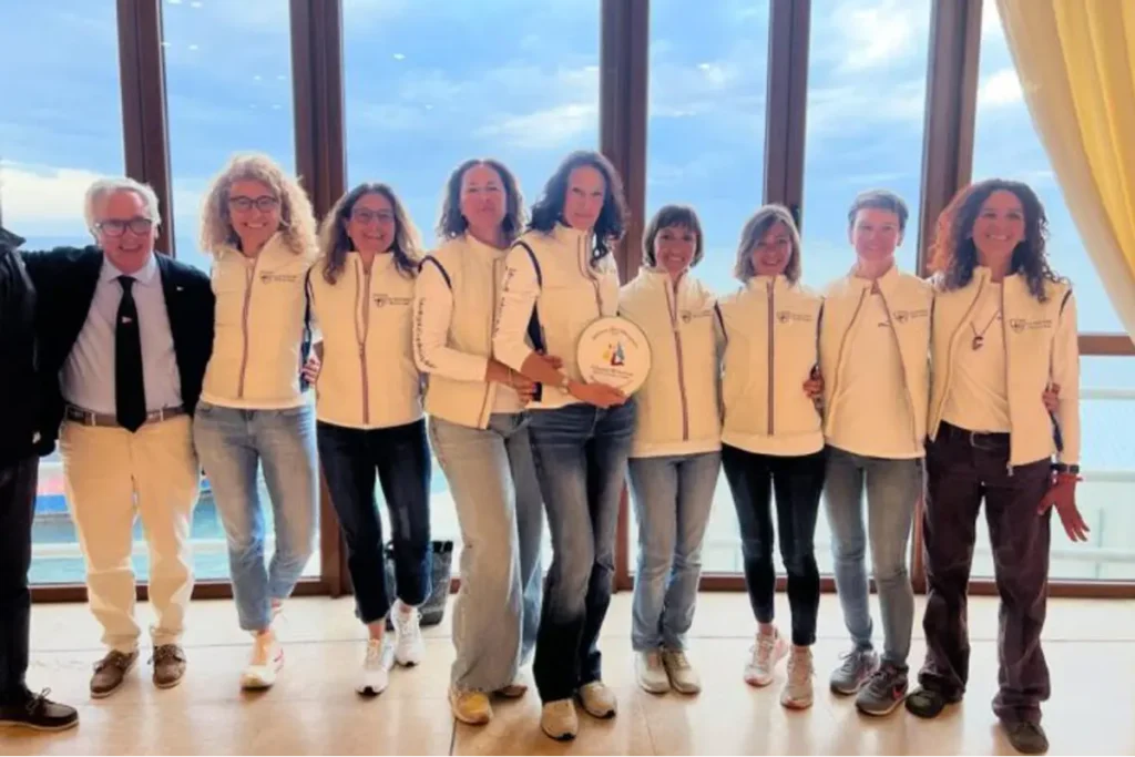 Il team Le Ragazze della RAN durante la premiazione della regata RAN630, sostenuto da Veleria San Giorgio.